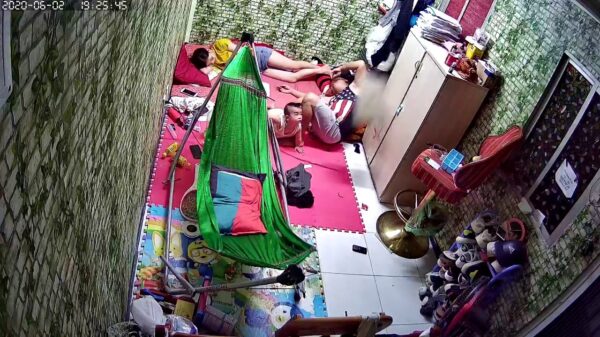 Verveelde baby laat laptop net iets te letterlijk crashen