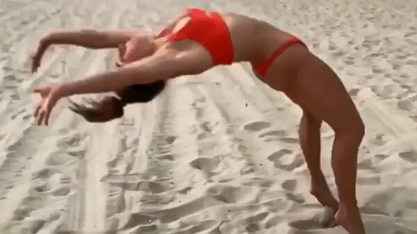 Fitgirl is superblij dat ze naar het strand kan