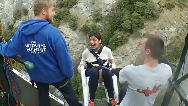 Moppie schijt 7 kleuren stront tijdens ziekelijk hoge Canyon Swing