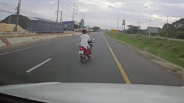 Thaise motorrijder vergeet even achter zich te kijken voordat hij van baan wisselt