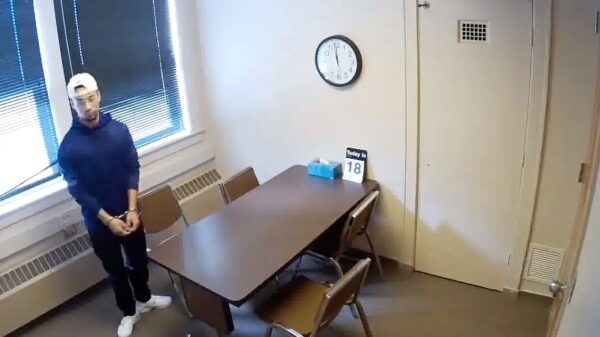 17-jarige verdachte springt uit raam van politiebureau en zet het op een rennen