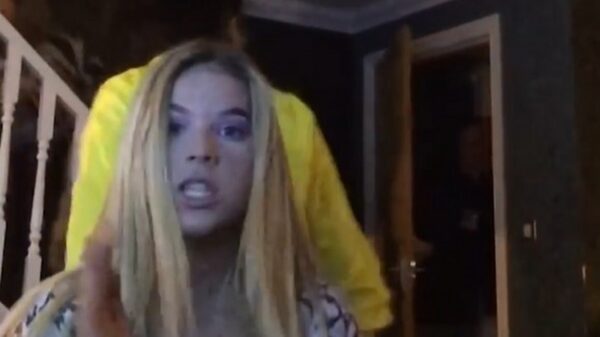 Tierende moeder komt onverwachts binnen en blijkt een echte party pooper