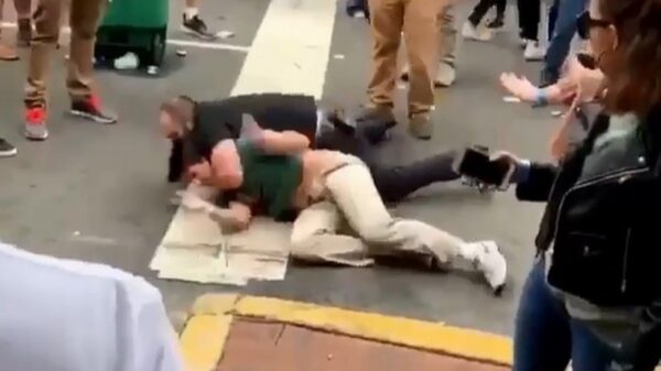 Chick kopschopt uitsmijter knock-out als hij haar vriend aanvalt