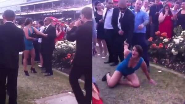 Strontbezopen Australische Truus hakt in op random mensen