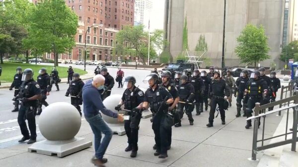 Twee Amerikaanse agenten geschorst nadat ze 75-jarige demonstrant het ziekenhuis in duwen