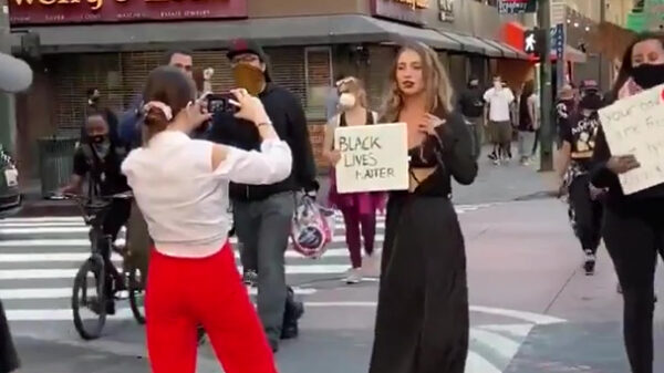 Influencer gaat naar BLM-protest om likes te harken