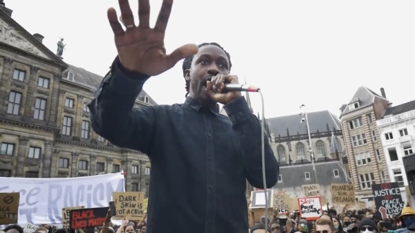 Akwasi tijdens 'vreedzaam protest' in Amsterdam: "Als ik een Zwarte Piet zie trap ik hem op zijn gezicht"