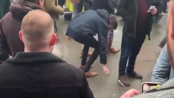 De eeuwenoude prank met het tientje en het touwtje werkt nog steeds prima