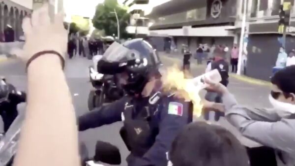 Mexicaanse agent wordt in brand gezet door demonstranten