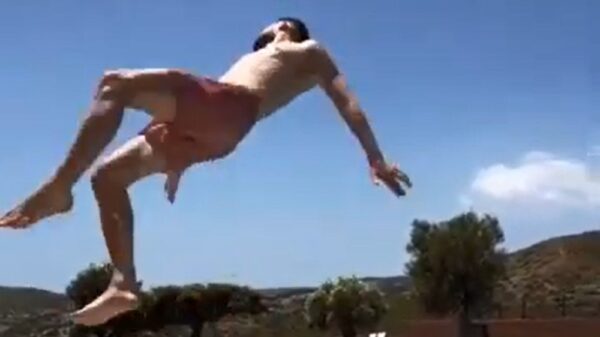 Uitslover bij het zwembad gooit er even een backflip uit