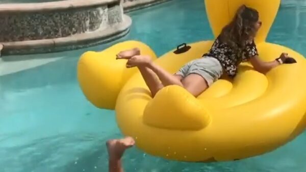 Fotograaf gaat bij het zwembad voor het perfecte plaatje