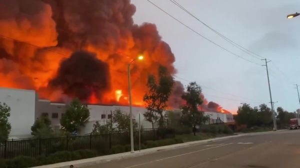 Amazon-magazijn in Californië brandt volledig af, waarschijnlijk aangestoken