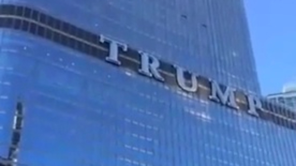Groep demonstranten besluit massaal de Trump Tower te moonen