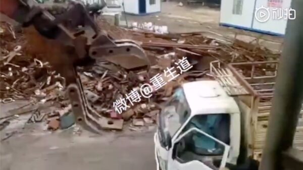 Zie hier de reden waarom je geen ruzie met een kraanmachinist moet maken