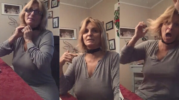 Moeder wil eerst zelf de schokband testen voordat ze hem aan d'r hond geeft