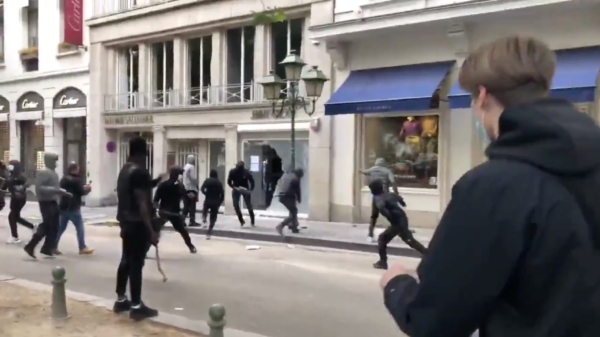 Ook in Brussel worden winkels compleet gesloopt omdat Black Lives Matter