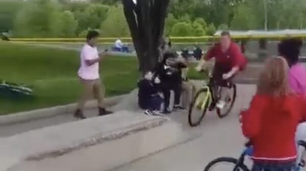 Vliegende BMX'er verliest evenwicht en maakt schuiver