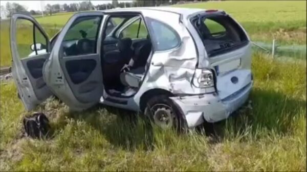 Vader van het jaar brakecheckt een vrachtwagen met zijn koter op de achterbank