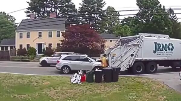 Automobilist zet zijn wagen bij het oud vuil