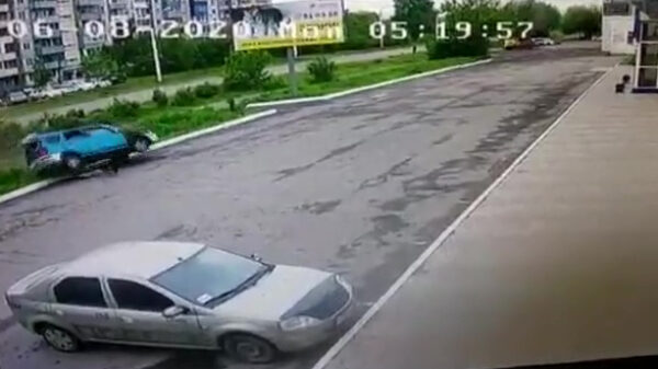 Russische bestuurder neemt de kortste weg naar de parkeerplaats