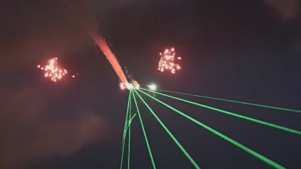 Vliegtuig schiet met lasers op het publiek tijdens Scandinavian Airshow