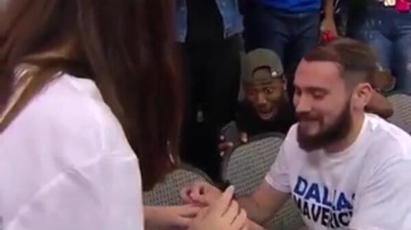 Even de show stelen tijdens een huwelijksaanzoek