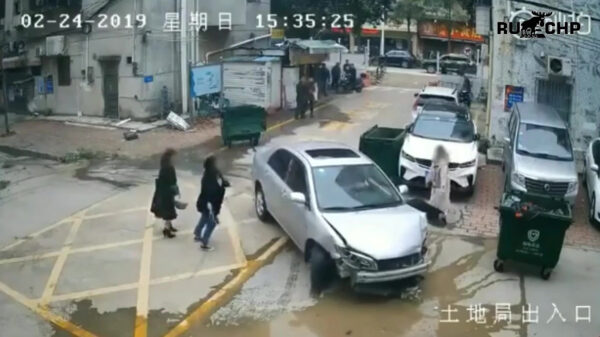 Aziatische kerel ramt zijn hele auto naar de gallemiezen