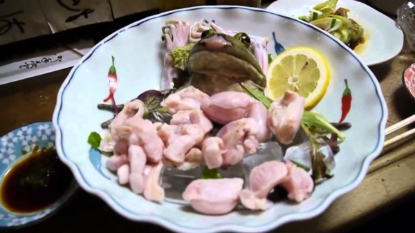 Japanse dame laat zien hoe ze een ultra-verse kikker eet