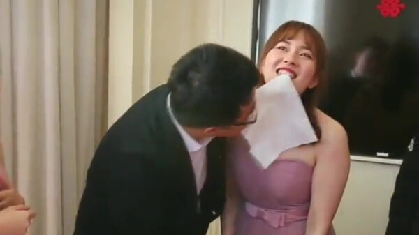 Aziatische playah probeert chickie te scoren tijdens flauw spelletje