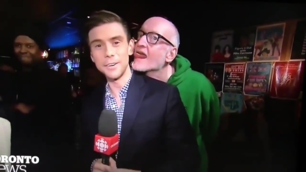 Canadese reporter heeft een comedian in zijn oor