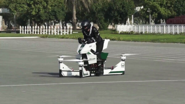 Stuntpiloot in zogenaamde 'hoversurf' zet zijn bolide iets te hard aan de grond