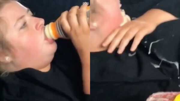 Bankhangende vriendin geniet iets teveel van haar flesje vla