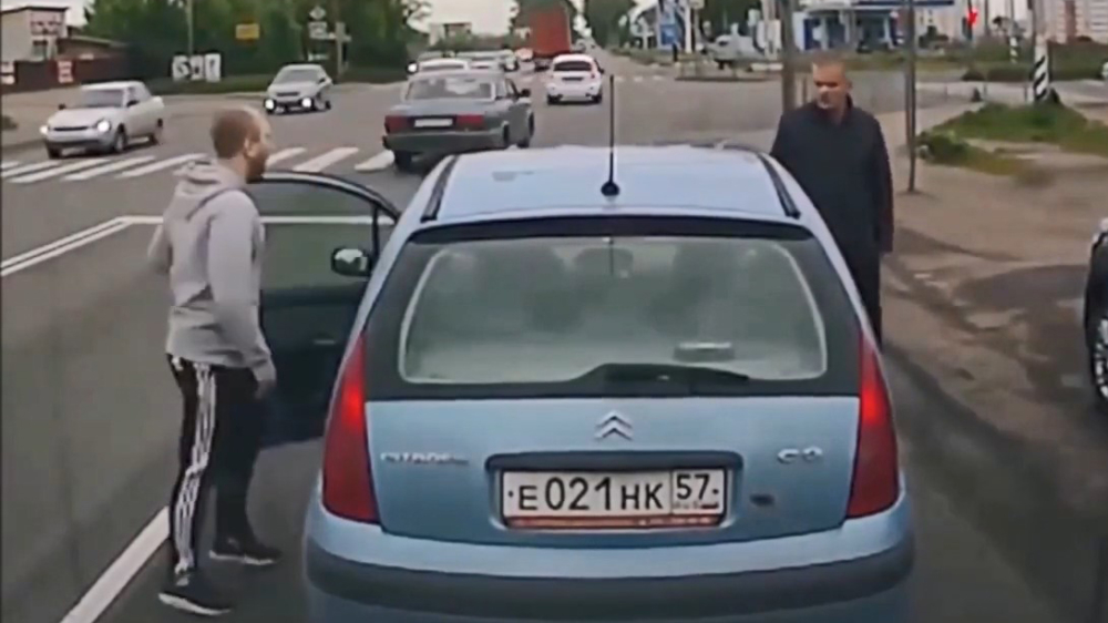 Russische heethoofden houden een blyat road rage voor het stoplicht