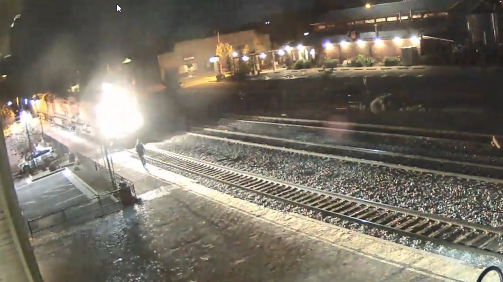 Dronkenlap slentert over straat en wordt omver gebeukt door trein