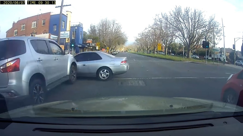 Automobilist in Honda wordt vol geramd als hij ongegeneerd door rood jankt
