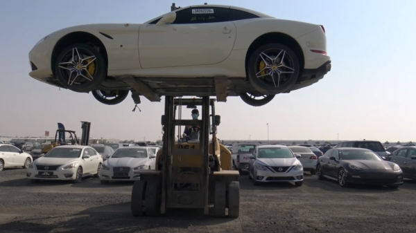 Supercar Blondie brengt een bezoekje aan een autokerkhof in Dubai vol verlaten supercars