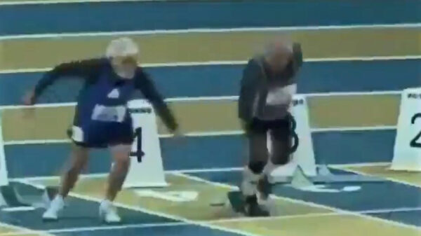 Hordelopende bejaarden zorgen voor spectaculaire en vermakelijke race