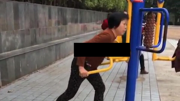 Chinese dame traint hard voor een stevige boezem