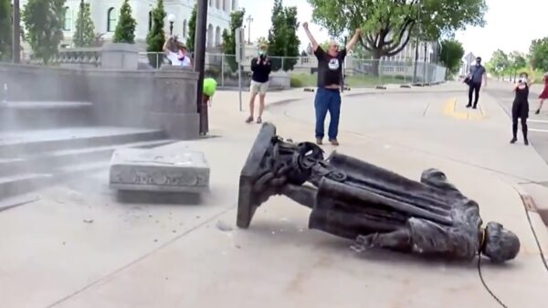 Ook het standbeeld van Christopher Columbus is van zijn voetstuk gevallen