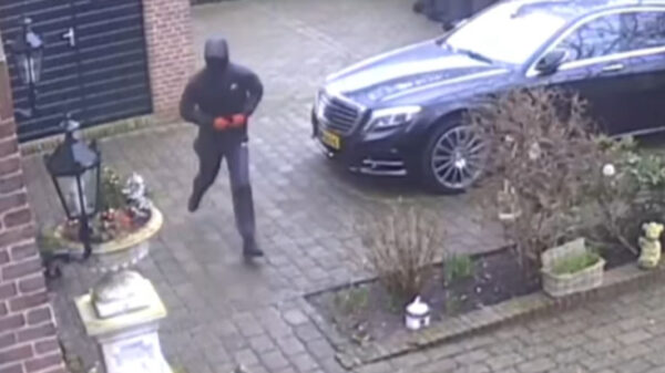 Overvallers dreigen 61-jarige vrouw uit Ridderkerk haar vingers af te snijden