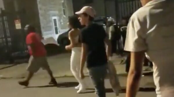 Man besprongen in vijandelijke buurt en becommentarieert zijn eigen acties