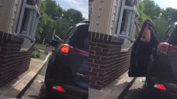 Volgens ons is deze dame niet zo blij met de service van deze drivethru