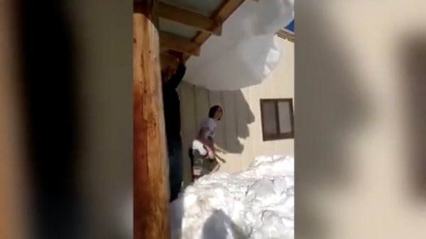 Handige manier om je dak sneeuwvrij te maken