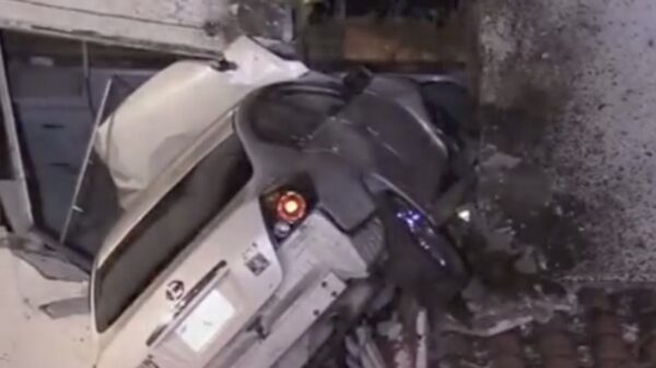 Auto rijdt 2e verdieping van woning binnen