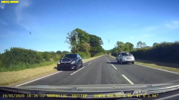 Bestuurder krijgt een hartverzakking als een tegemoetkomende automobilist in een bocht inhaalt