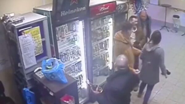 Russische winkelmedewerkster redt zatlap die in elkaar werd gebeukt