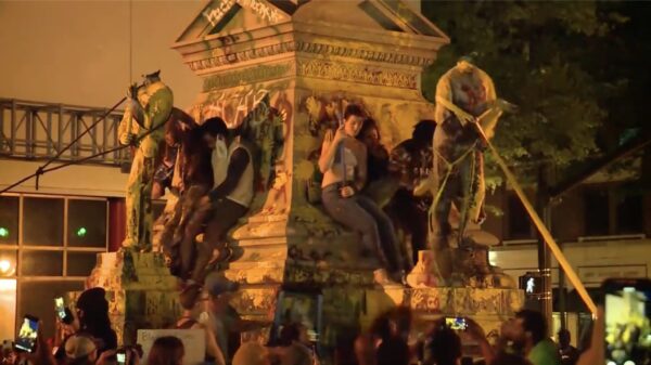 BLM-demonstrant belandt in ziekenhuis na neerhalen van standbeeld in Virginia