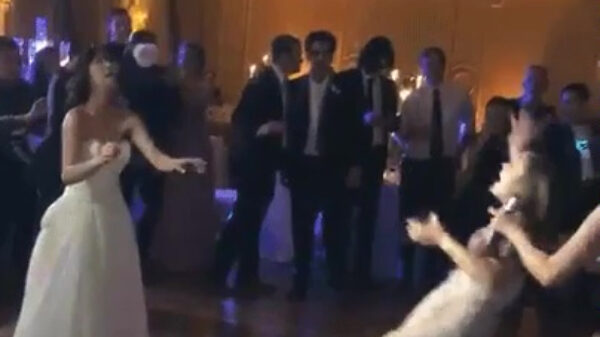 Tante Betsy probeert na 3 gauwe lauwe wijntjes het bruidsboeket te vangen