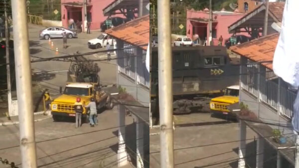 Pickup met aanhanger neemt het op tegen een aanstormende trein