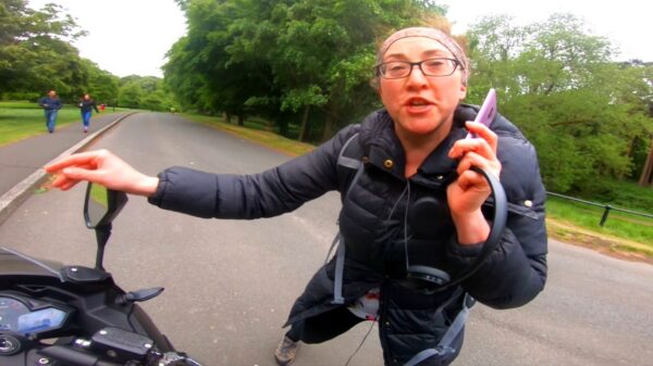 Karen houdt zonder duidelijke reden motorrijder aan in het park